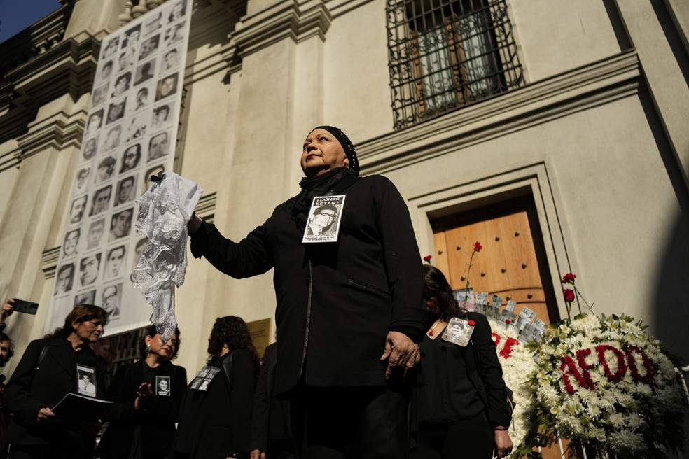 Gaby Rivera, presidente da organização de Familiares de Detidos e Desaparecidos da ditadura Pinochet, participou de evento que marcou os 51 anos do golpe de Estado, em 11 de setembro de 2024. — Foto: AP Foto/Esteban Félix