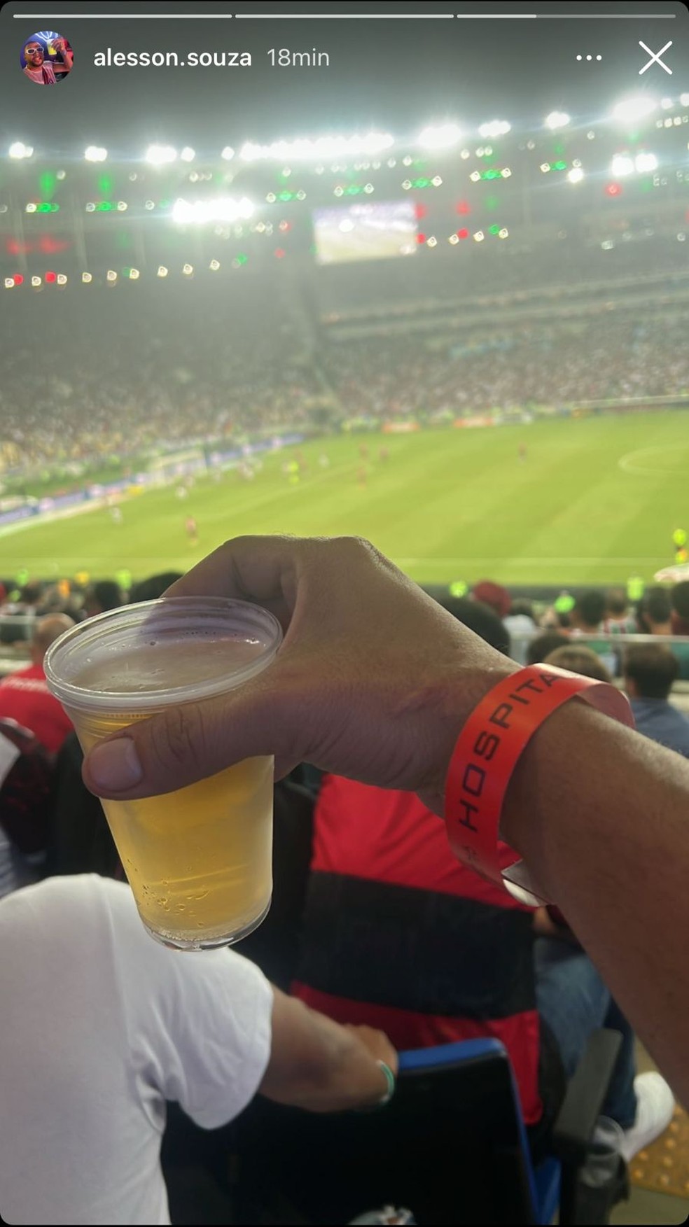 Alesson, proibido de ir ao est�dio, postou nas redes sociais � Foto: Reprodu��o