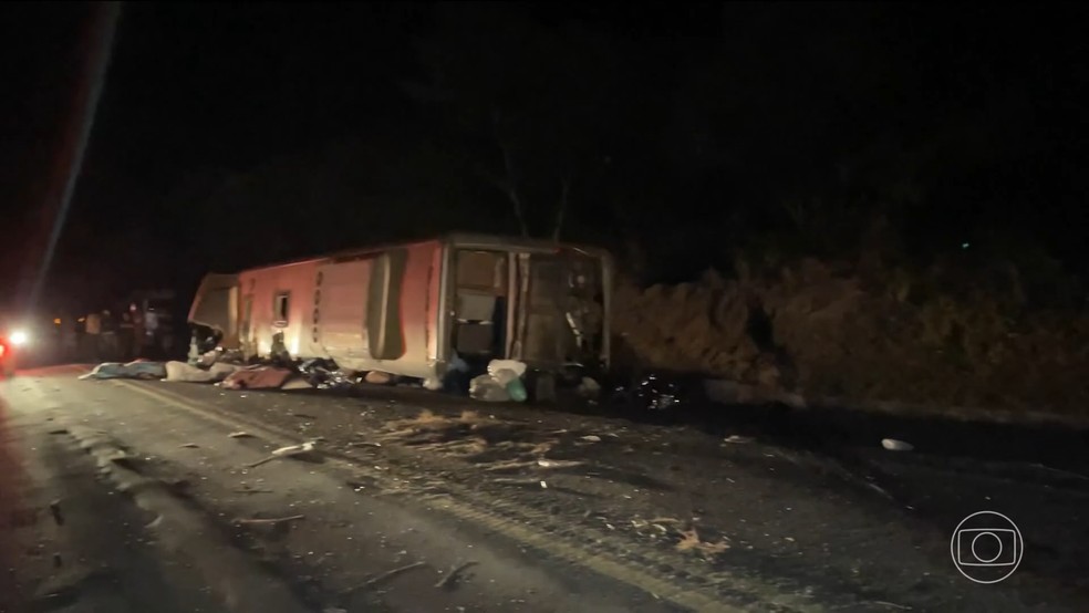 Acidente de ônibus em Pernambuco — Foto: reprodução/TV Globo