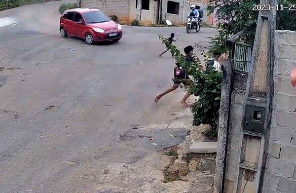 VÍDEO: Carro desgovernado quase atropela crianças que jogavam bola
