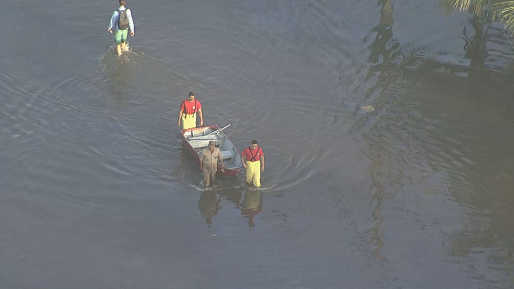 Bombeiros usam barco para resgatar moradores do bairro Amapá — Foto: Charles Júnior/TV Globo
