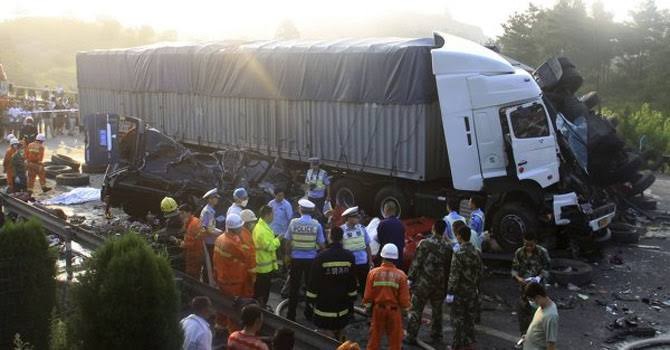 Colisão entre van e caminhão deixa 13 mortos na China