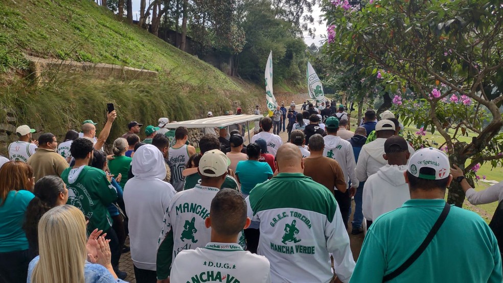 Amigos, familiares e torcedores do Palmeiras participam do enterro de Gabriela Anelli  — Foto: Arthur Stabile/g1