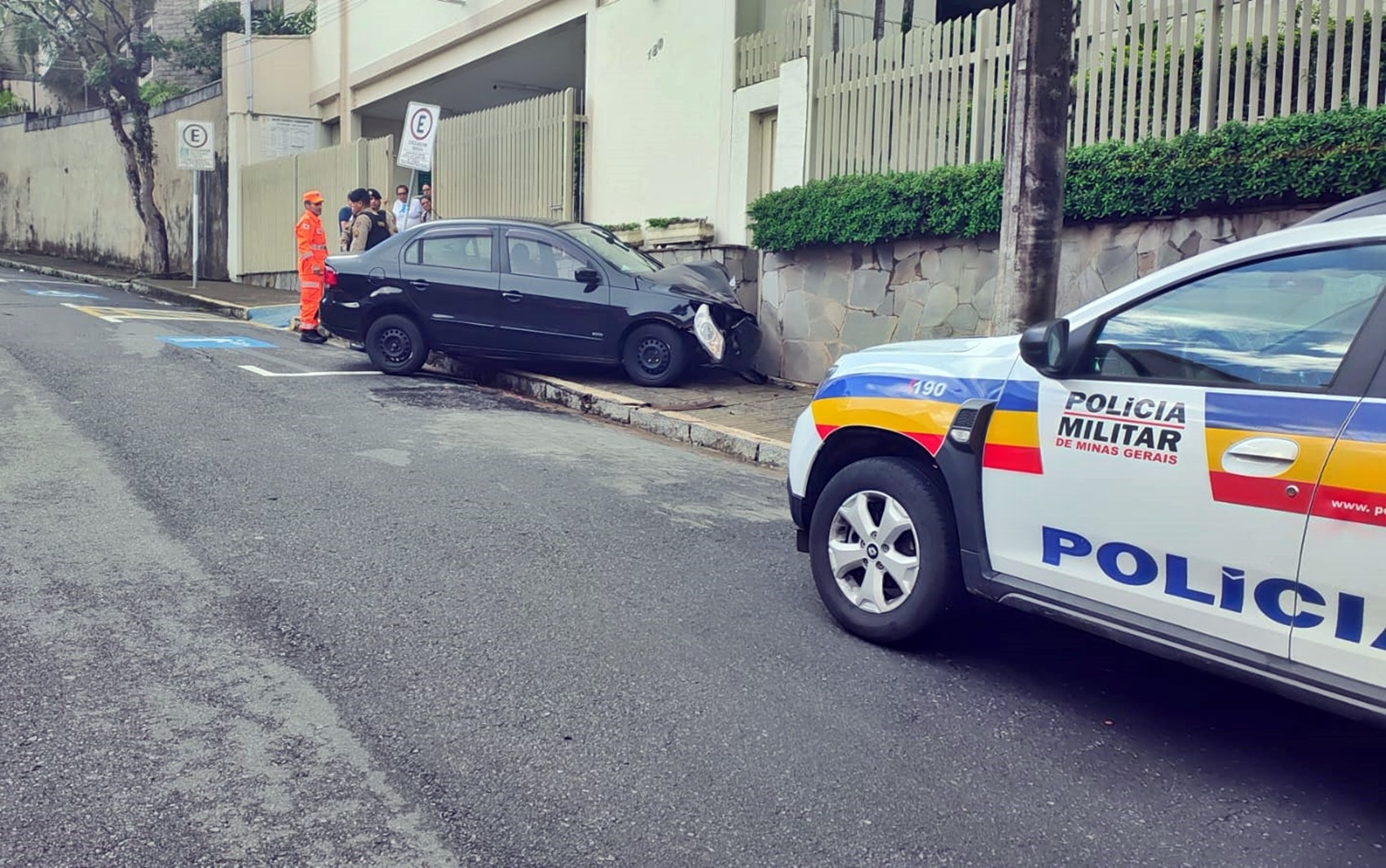 VÍDEO: Motorista é preso após atropelar motociclista e bater em carro e em muro em MG