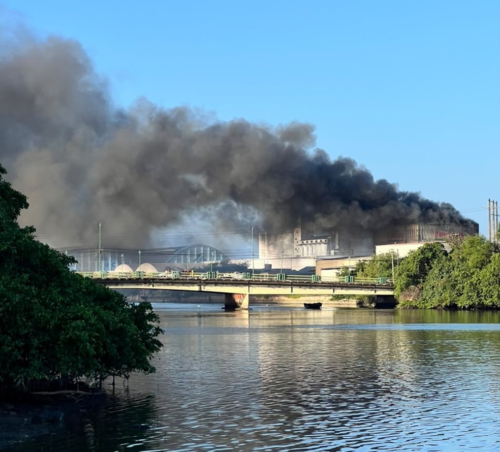 Incêndio atinge fábrica de fertilizantes no Porto do Recife — Foto: Reprodução/WhatsApp