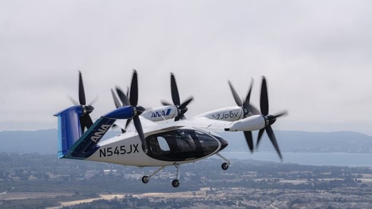 Companhia aérea planeja táxi voador para 2027 no Japão; veja como é o modelo - Empresa All Nippon Airways (ANA) fará demonstração dos modelos em outubro, durante a Exposição Universal de Osaka. Modelo de eVTOL tem capacidade para um piloto e quatro passageiros e pode chegar a 320 km/h.