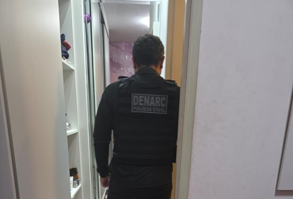 Operação contra tráfico de drogas mira fornecedores e finanças de grupo que continuou atuando mesmo após prisões em MT