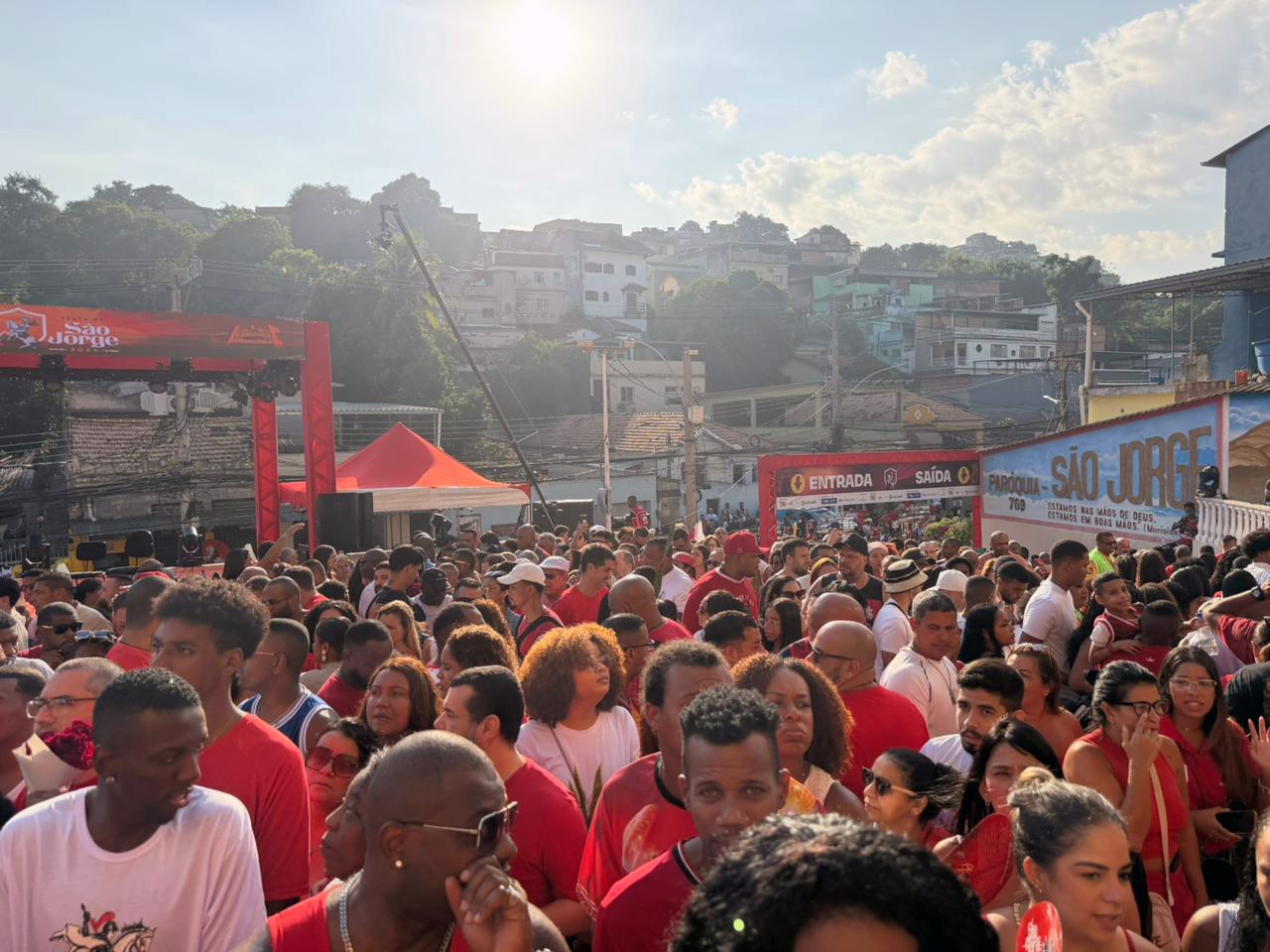 VÍDEO: na Alvorada de São Jorge, drones colorem o céu de Quintino, na Zona Norte do Rio