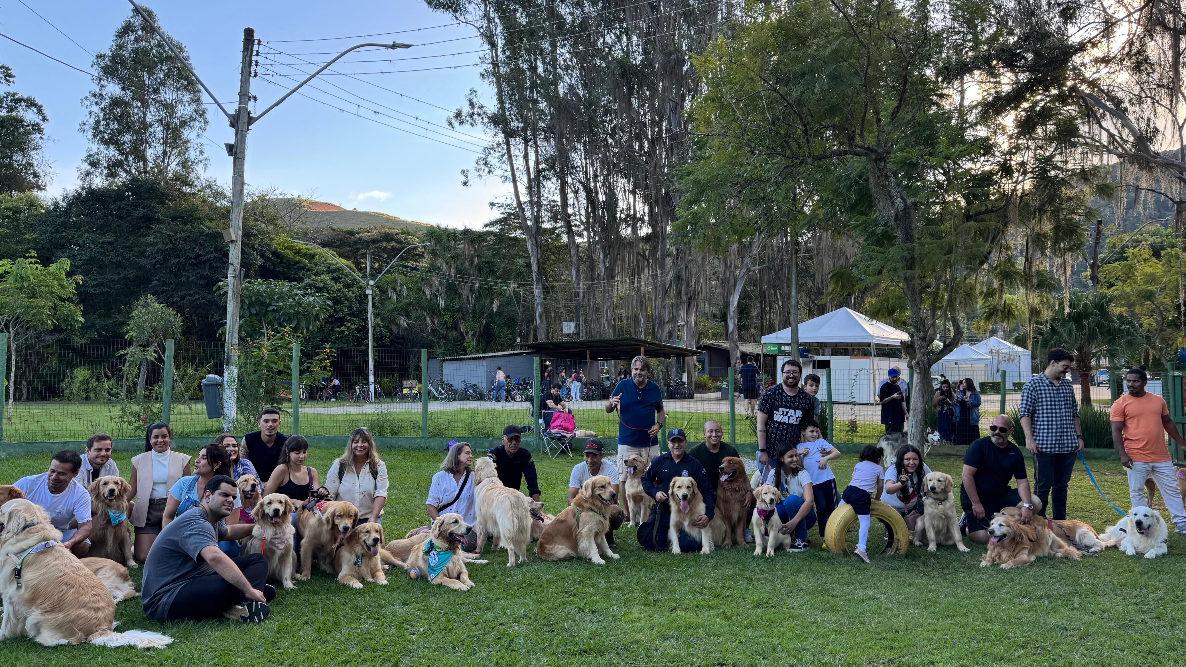 “Cãominhada” leva tutores e pets para trilhas no Vale da Lua, em Petrópolis