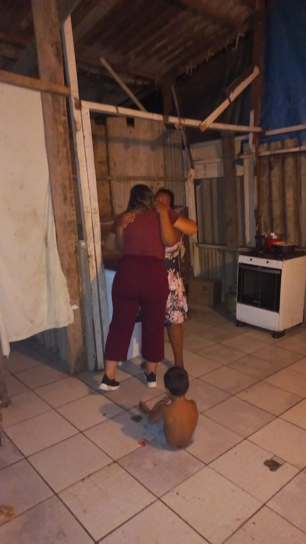 Família vive em terreno divido com parentes, em casa simples — Foto: Arquivo pessoal