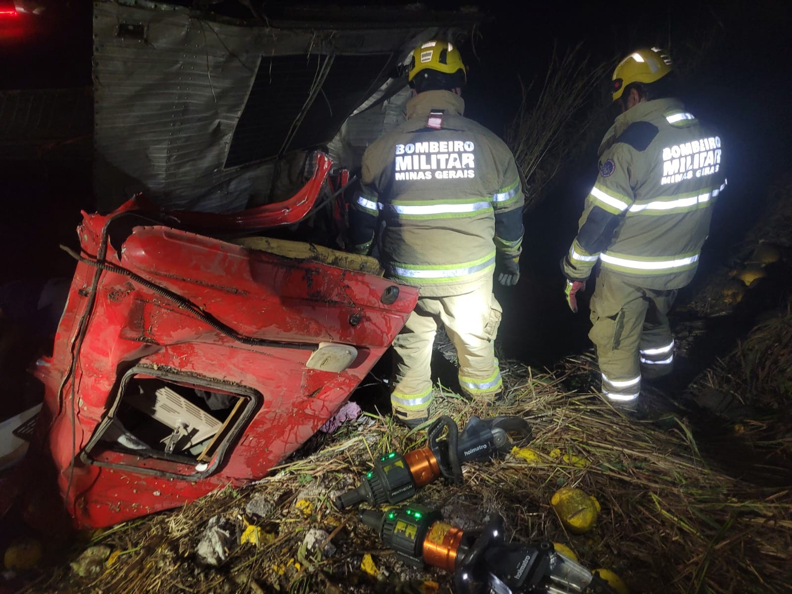 Motorista morre após caminhão sair da pista, bater em barranco e capotar na BR-251