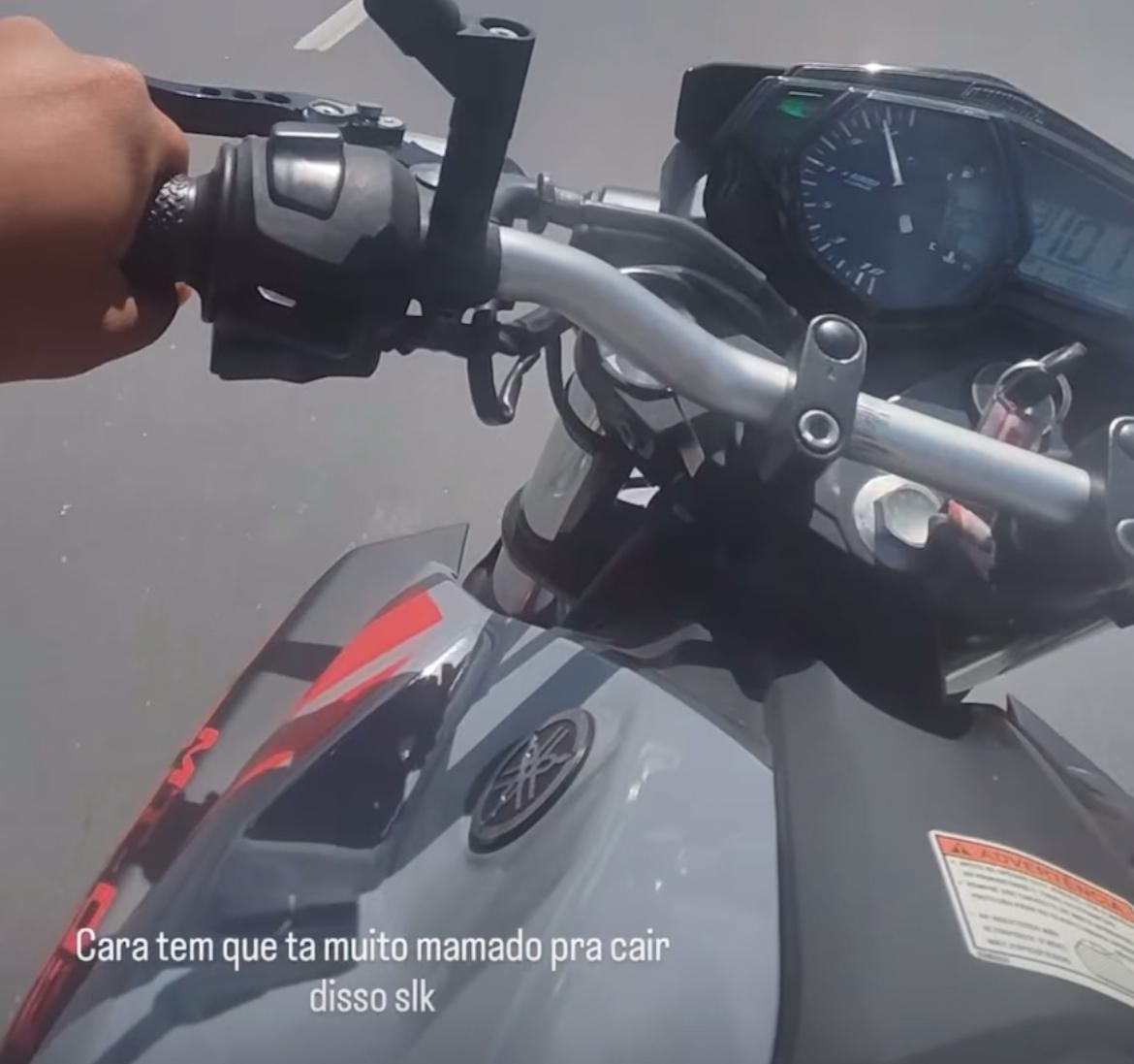 Motociclista ignora mortes e corre a mais de 100 km/h em viaduto com limite de 40 em Manaus; VÍDEO