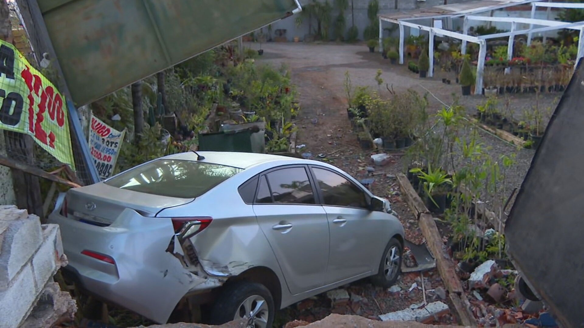 Carro bate em muro e invade loja em Vicente Pires; veja VÍDEO dos estragos