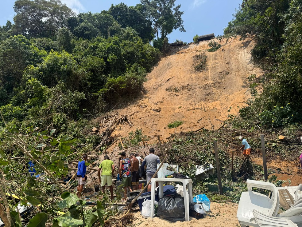 Deslizamento de terra atinge barracas na Praia do Madeiro, em Pipa — Foto: Sérgio Henrique Santos/Inter TV