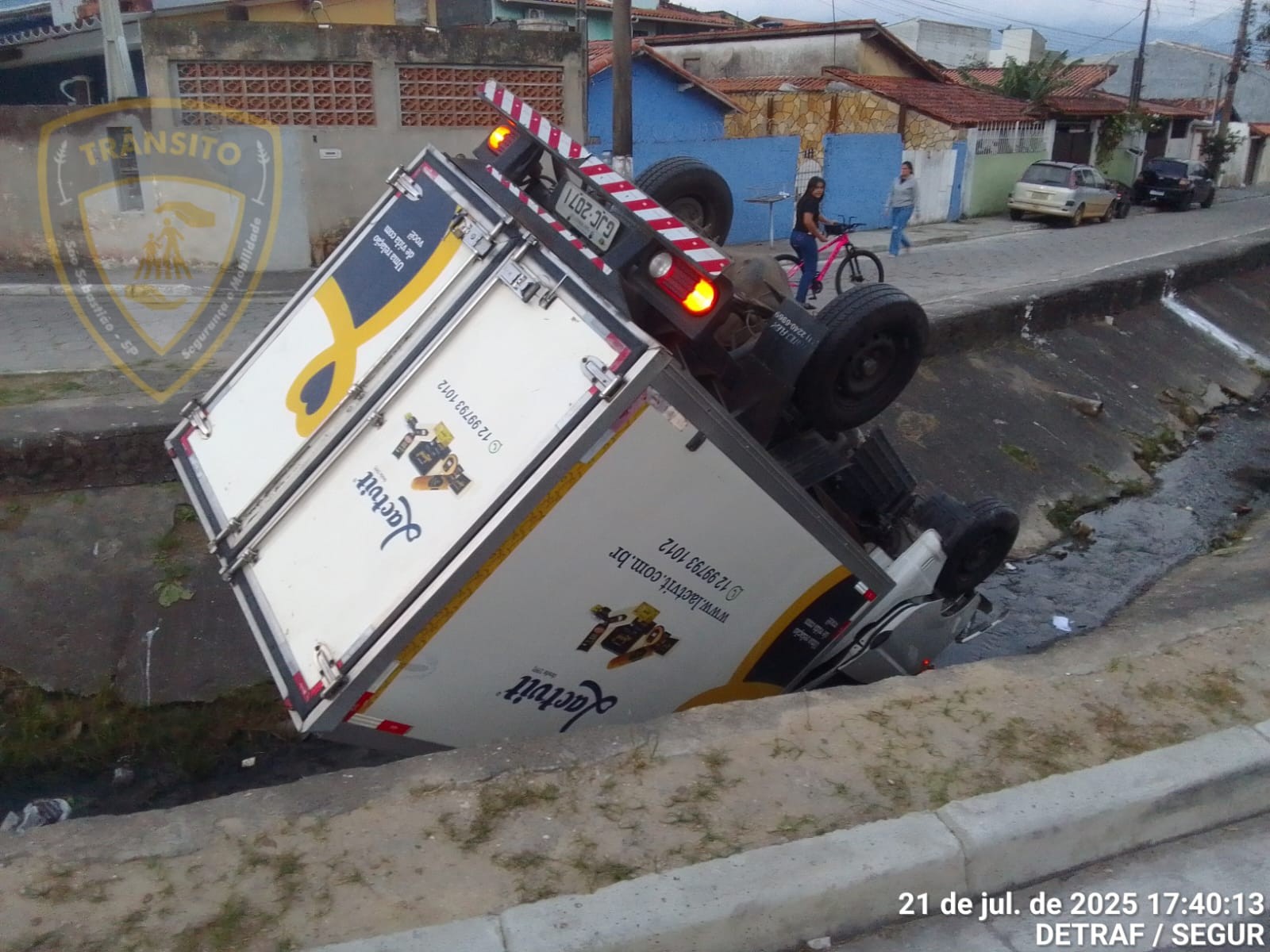 Caminhão desgovernado cai em vala na Topolândia, em São Sebastião