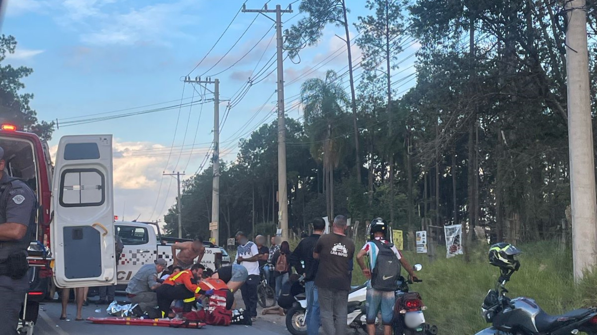 Adolescentes são socorridas após acidente entre moto e caminhão em Sorocaba 