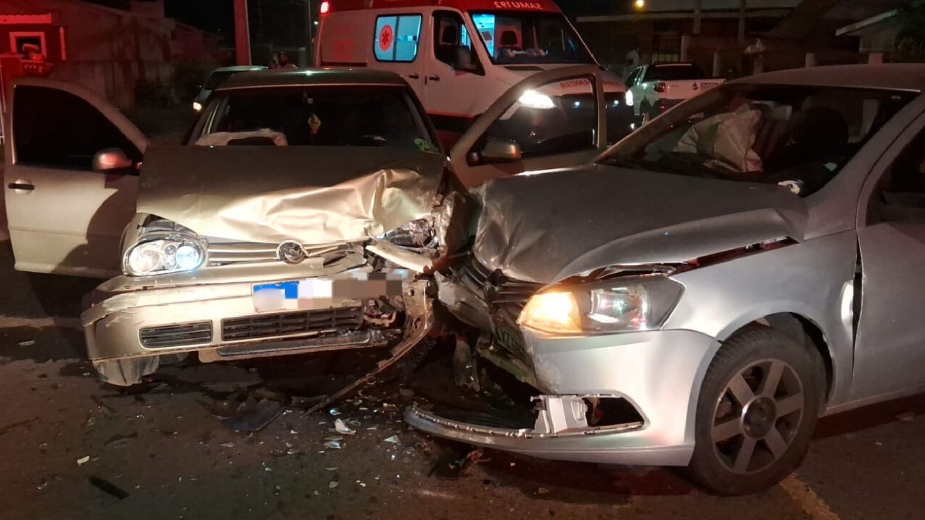 Quatro crianças e duas mulheres ficam feridas em acidente entre três carros, no Paraná