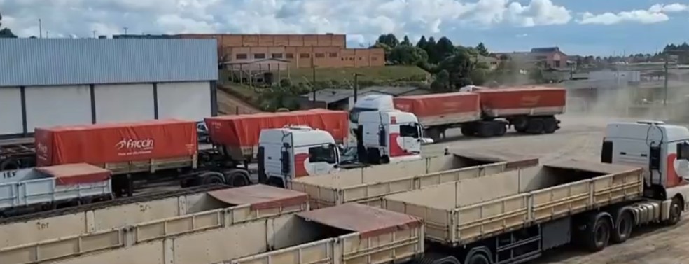 Sindicato estima que 1,2 mil estejam parados por causa de interdição na BR-277, que durou 12 horas — Foto: Reprodução/RPC