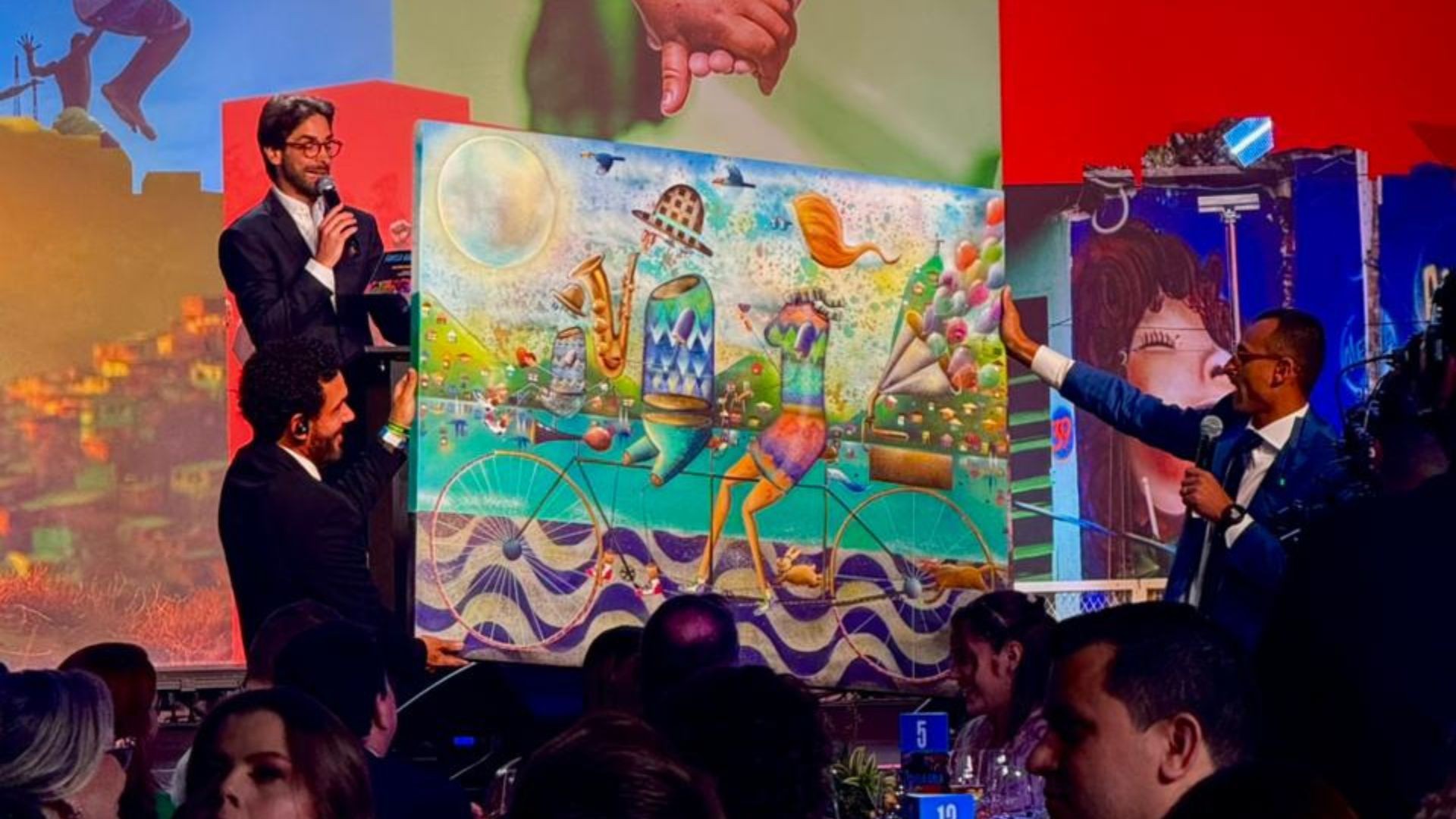 Artista do interior de SP tem obras arrematadas em leilão beneficente; camisa de Messi e raquete João Fonseca também foram destaque