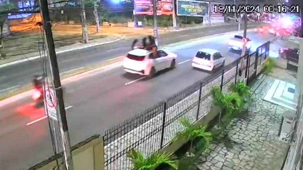 Câmeras registram jovem em cima do carro antes de cair e ser atropelada, em João Pessoa — Foto: Reprodução/TV Cabo Branco