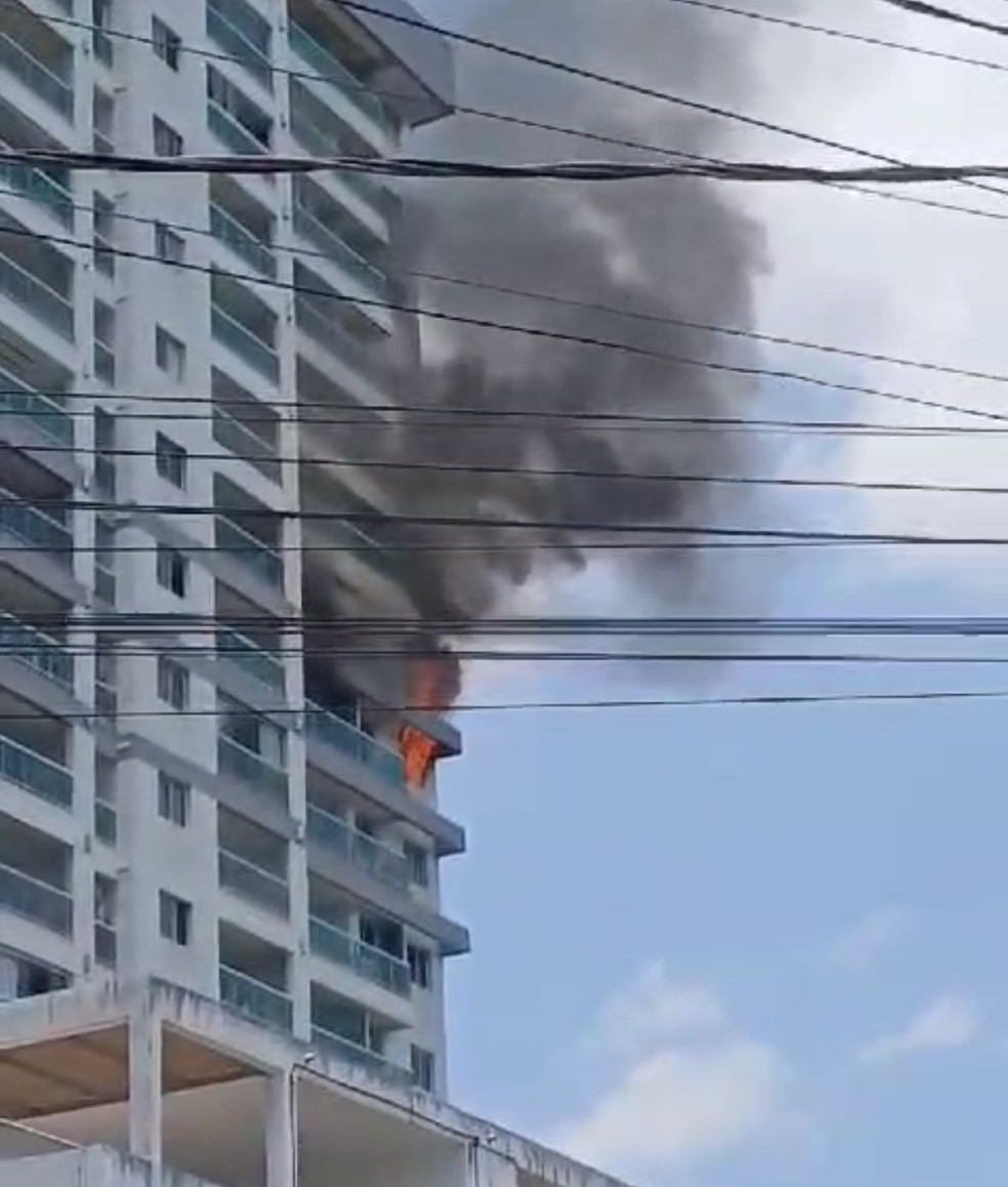 Fogo já foi controlado pela equipe do Corpo de Bombeiros — Foto: Divulgação/ Redes Sociais