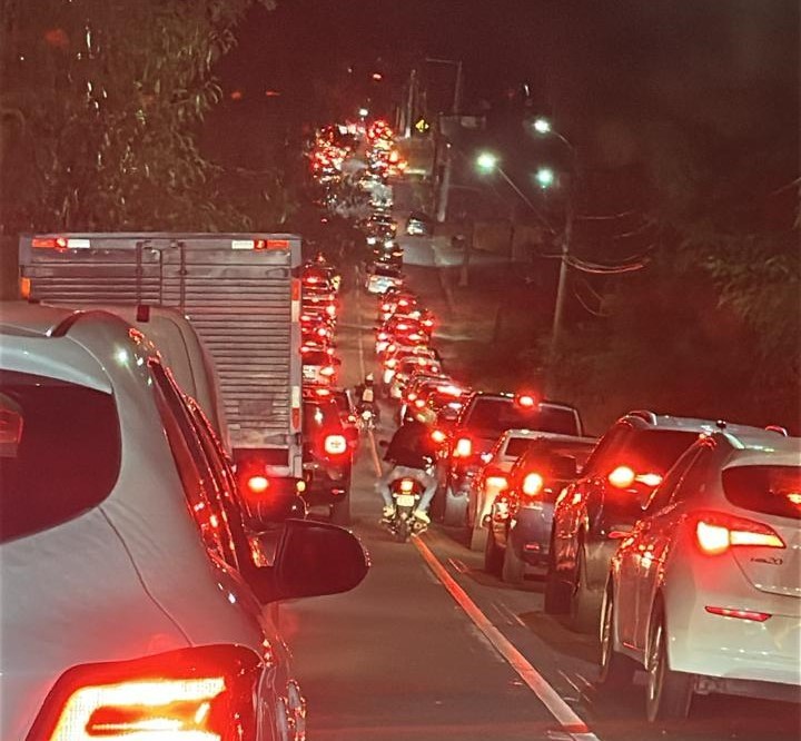 Colisão entre moto e picape na Rodovia Raposo Tavares deixa dois feridos e trânsito congestionado em Presidente Prudente
