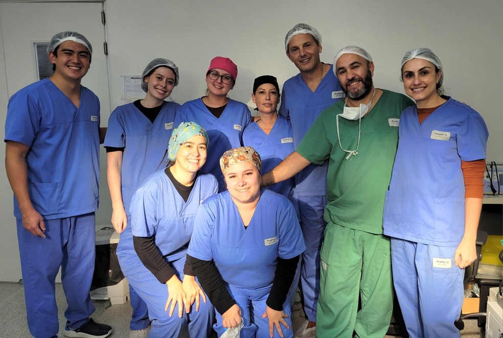 Equipe que atendeu jovem que disparou pistola de pregos no próprio coração  — Foto: Hospital Dom Joaquim/ Divulgação