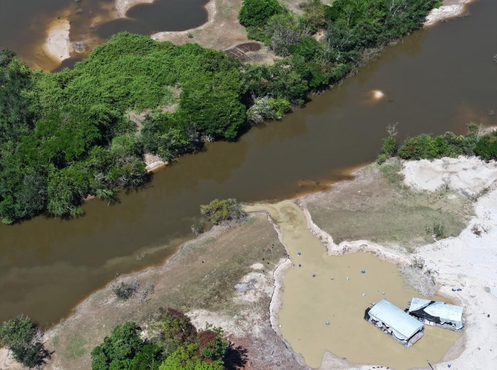Garimpo ilegal ameaça abastecimento de água de 50 mil habitantes em MT