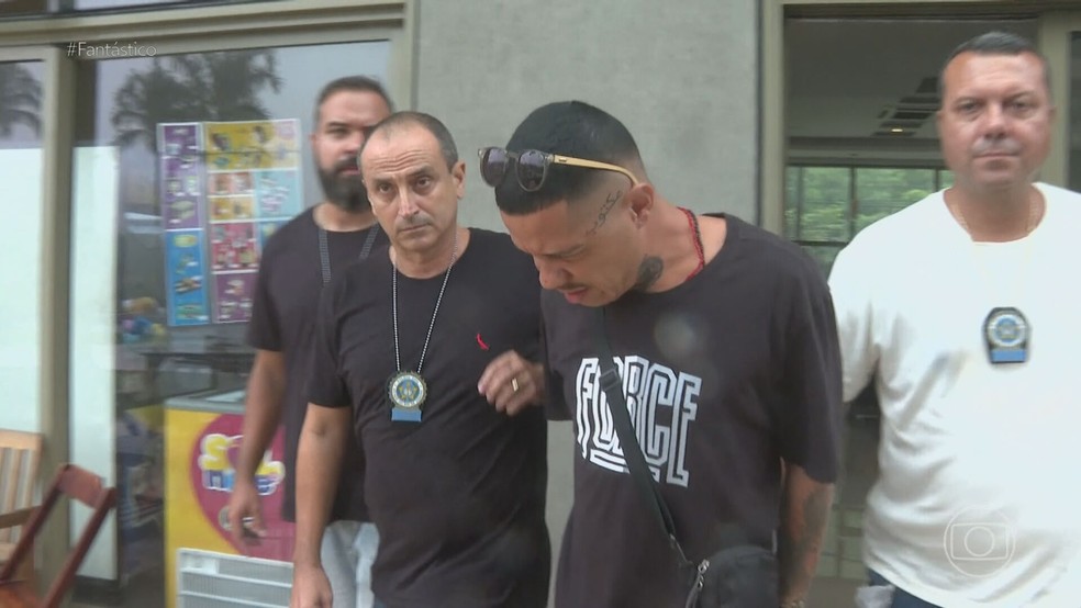 Momento em que Caio Henrique Camossatto é preso pela polícia — Foto: Reprodução/Fantástico