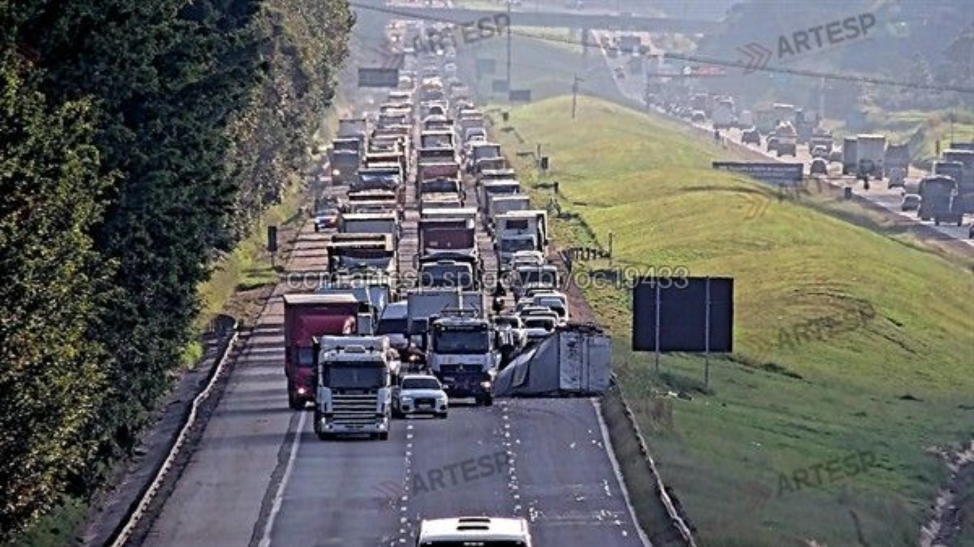 Pneu fura e caminhão com 2 toneladas de perfume tomba em São Roque
