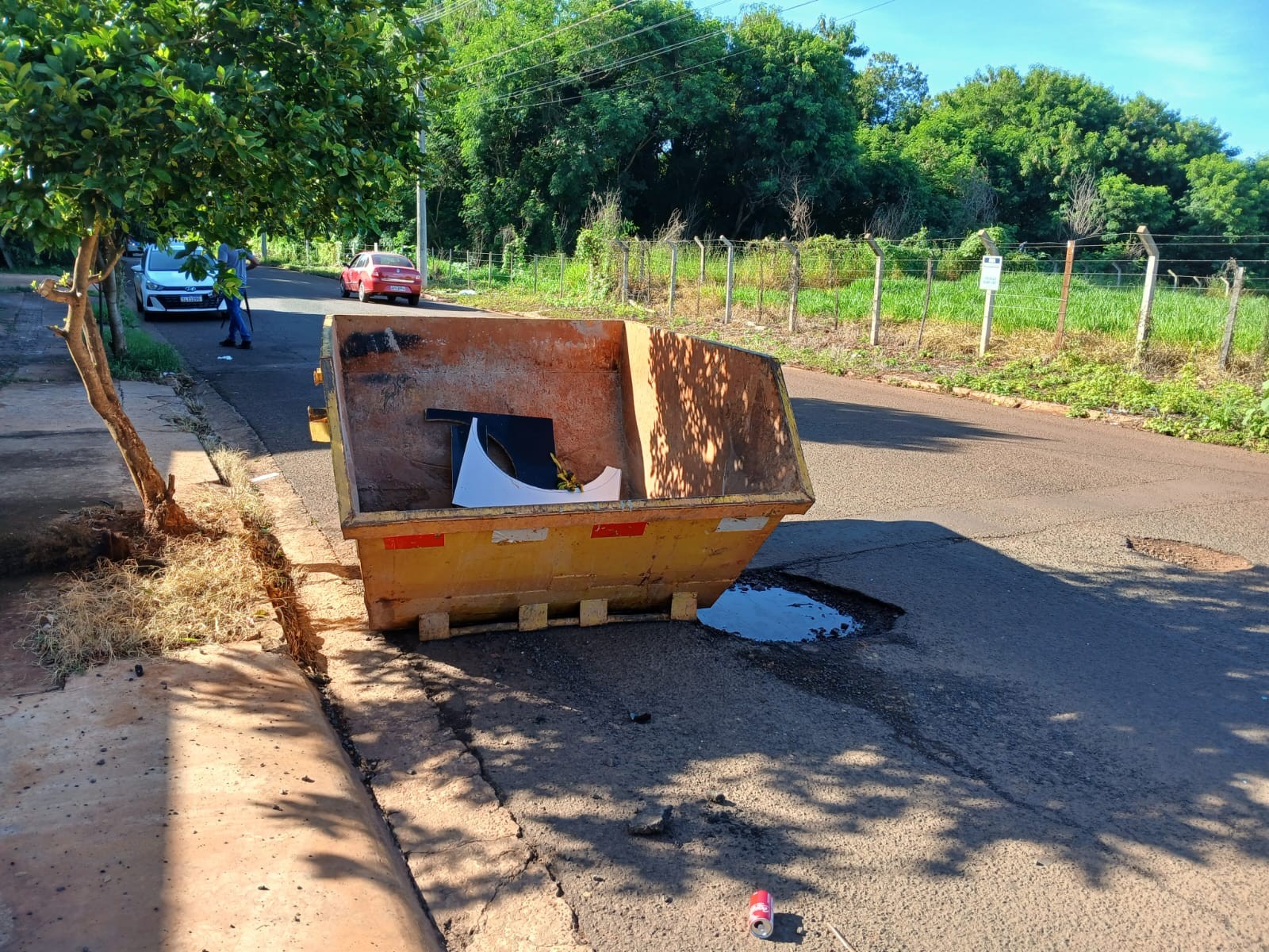 Motociclista morre após bater contra caçamba de entulho em Campo Grande