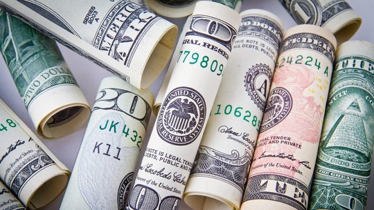 Dólar abre em queda, com foco em negociações entre Brasil e EUA - Na véspera, a moeda americana fechou em queda de 0,78%, cotada a R$ 5,4631. Já a bolsa subiu alta de 1,04%, aos 134.538 pontos.