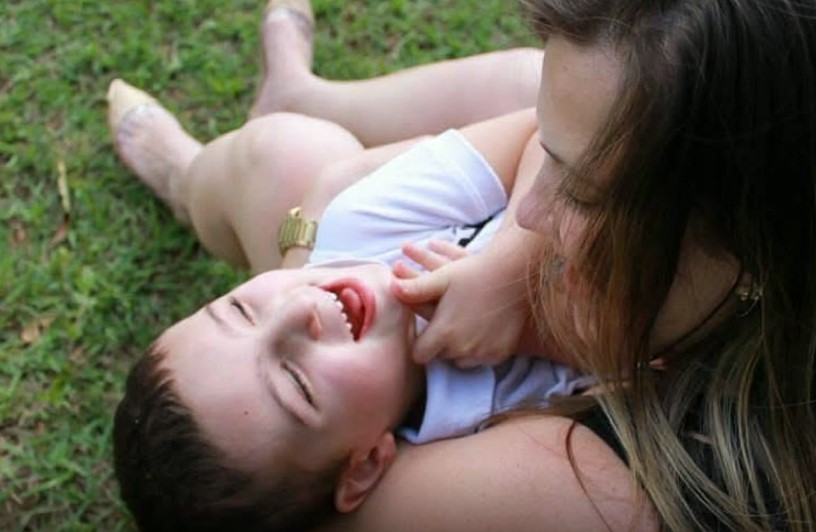 Mães de crianças com síndromes raras relatam rotina desafiadora de cuidados com os filhos: 'Como vou me abater?'