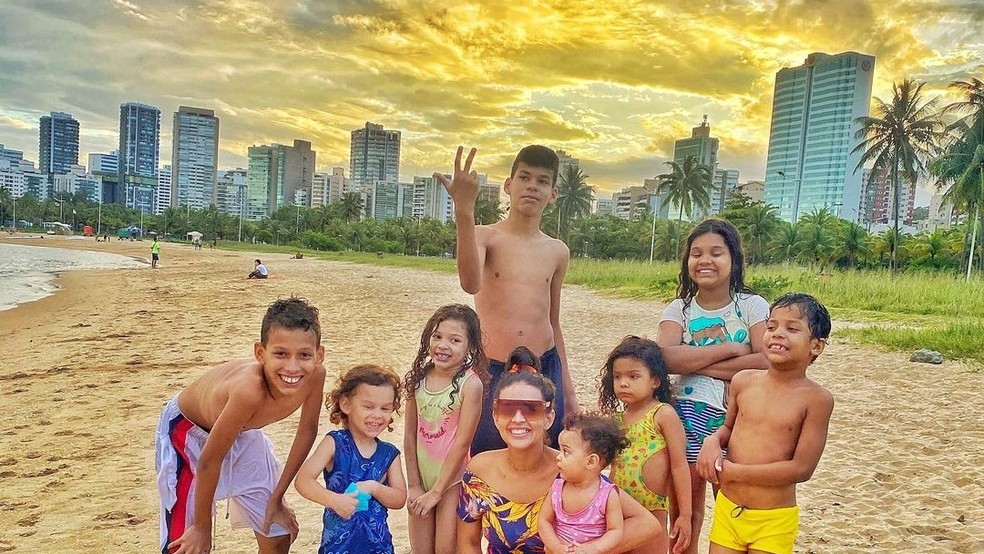 Dayene Lima e os oito filhos — Foto: Reprodução/Instagram
