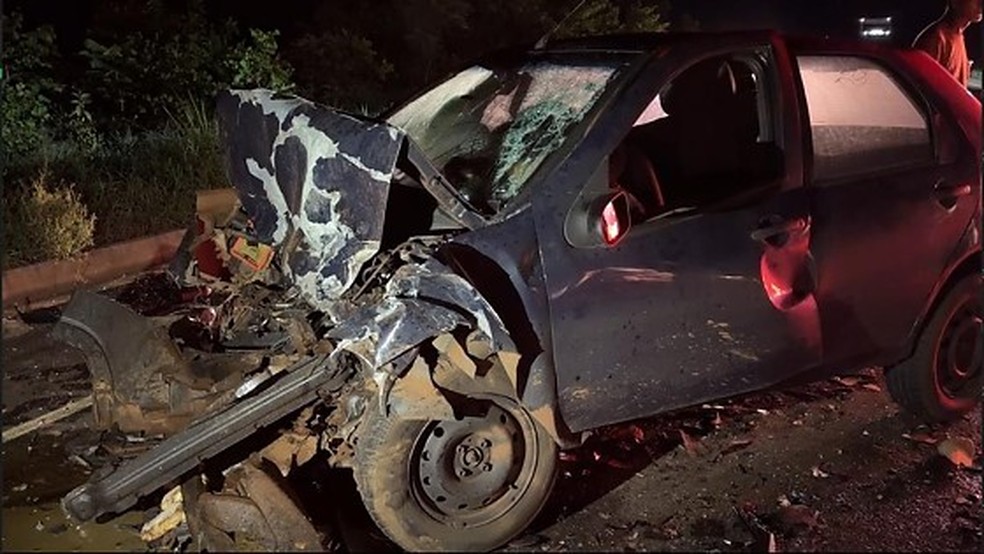 A colisão ocorreu após a Curva da Benção e deixou a dianteira do carro de passeio destruido e o motorista presa às ferragens em Tangará da Serra (MT) — Foto: Erlan Pereira