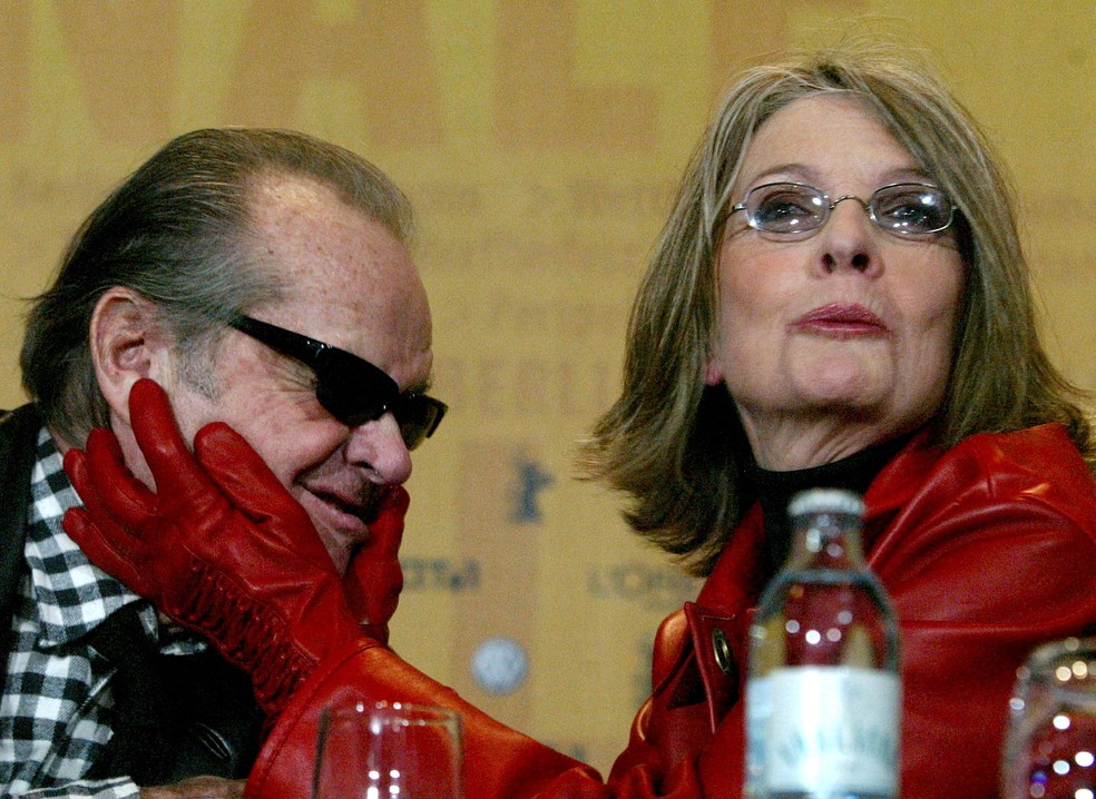 Diane Keaton brinca com seu parceiro de filme Jack Nicholson na divulgação de 'Alguém tem que ceder', em 2004 — Foto: Arquivo Reuters