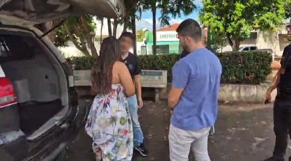 1 de 3
Casal &eacute; preso ap&oacute;s desvio de R$ 2 milh&otilde;es de contas de clientes em ag&ecirc;ncia banc&aacute;ria de Bariri (SP) &mdash; Foto: Pol&iacute;cia Civil/Divulga&ccedil;&atilde;o