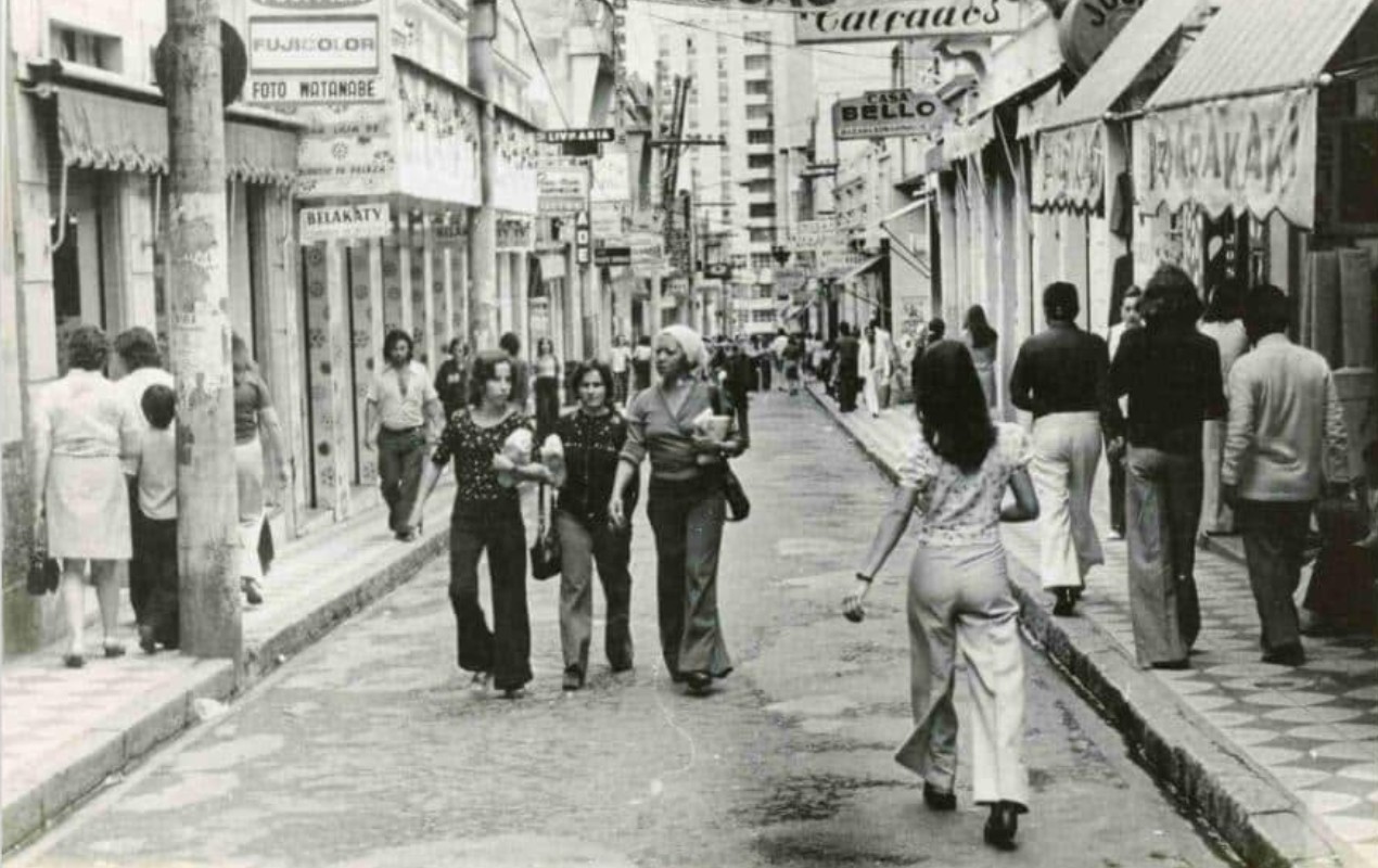 Dos vestidos longos à estética clean: como a moda mudou em Sorocaba dos anos 1950 aos 2000