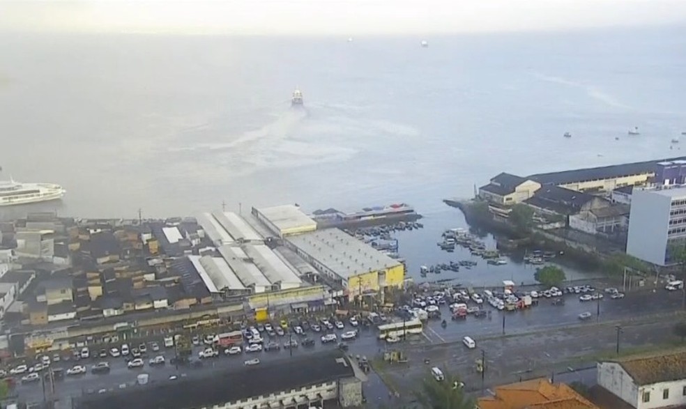 Na manhã desta segunda, havia fila moderada nos terminais de São Joaquim, em Salvador, e Bom Despacho, na Ilha de Itaparica, com tempo de espera estimado entre duas e três horas. — Foto: Reprodução/TV Bahia