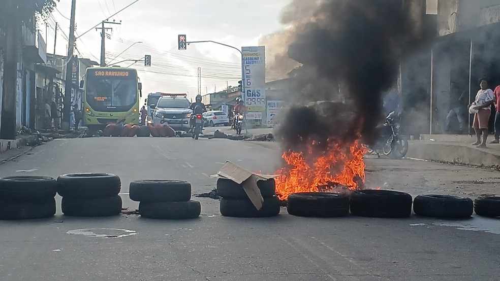 Protesto na Vila Cascavel nesta manhã — Foto: Juvêncio Martins/TV Mirante