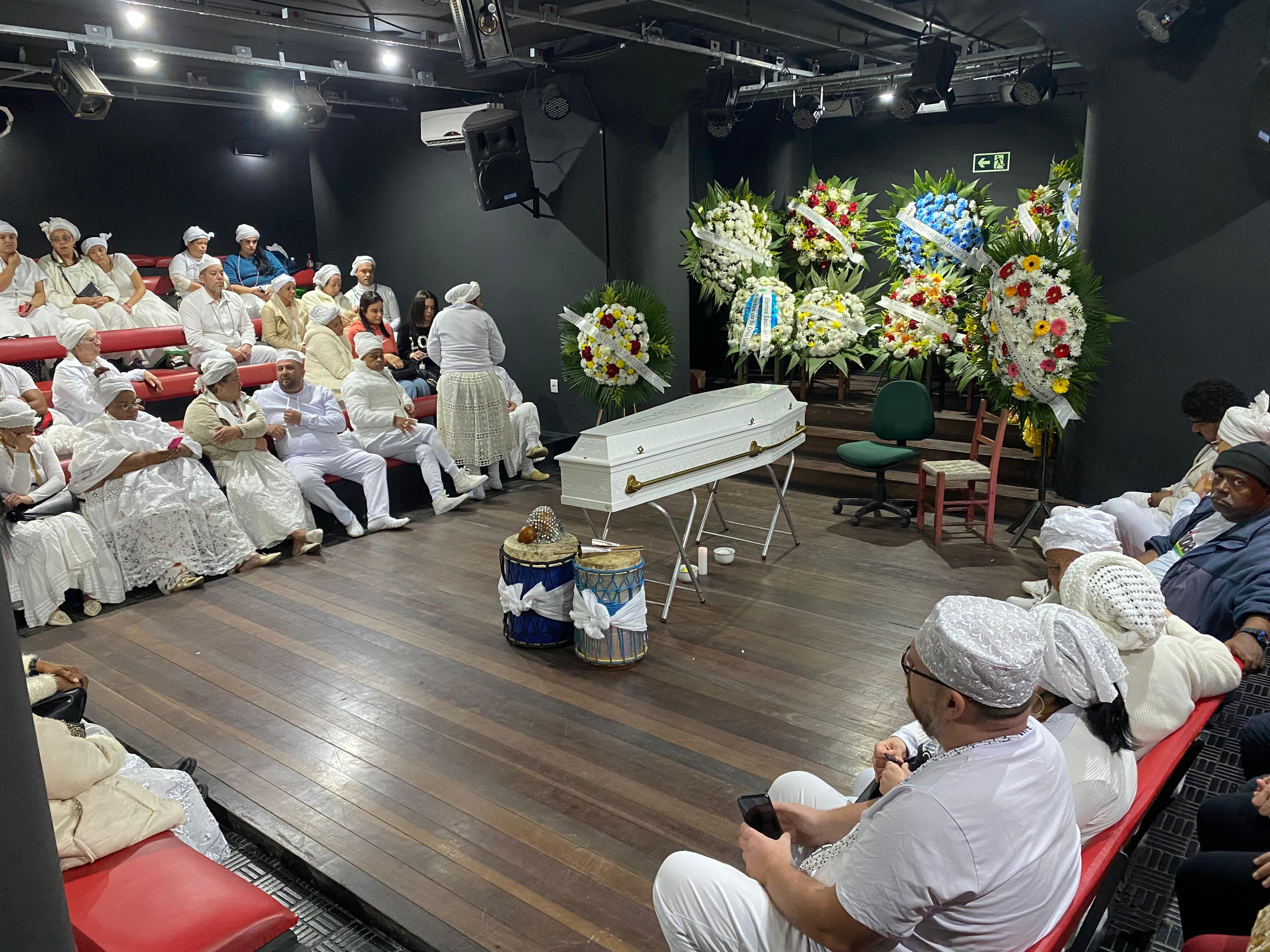 Corpo de pai de santo morto em incêndio é velado no Teatro de Arena, em Porto Alegre