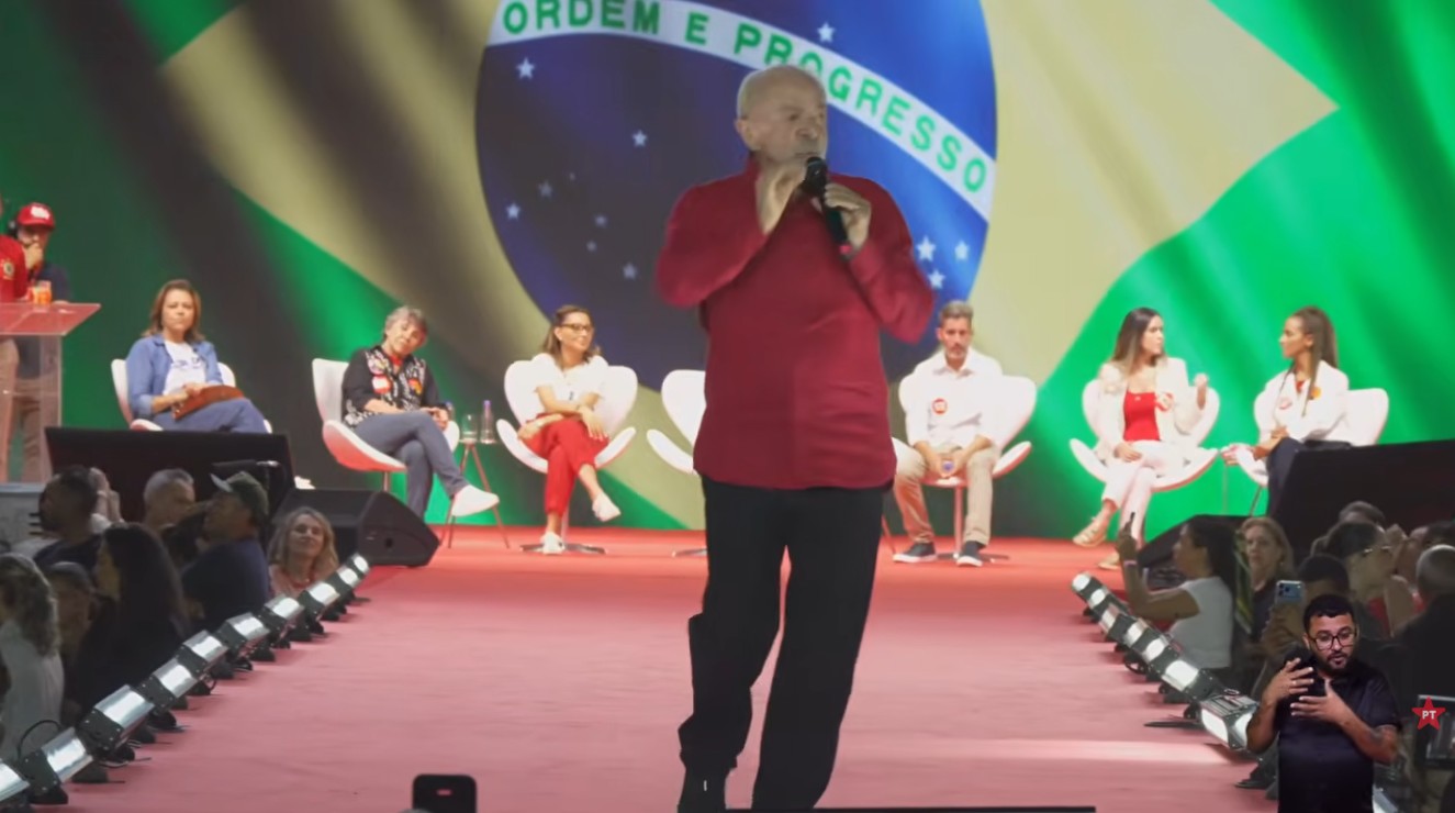 'De dia mostra a bandeira nacional e de noite vai ficar de quatro para os EUA', diz Lula sobre Eduardo e Flávio Bolsonaro