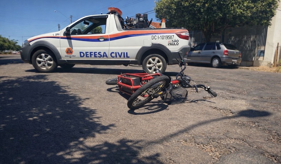 Idoso de 75 anos sofre trauma craniano após acidente entre carro e bicicleta elétrica em Osvaldo Cruz — Foto: Defesa Civil/Divulgação
