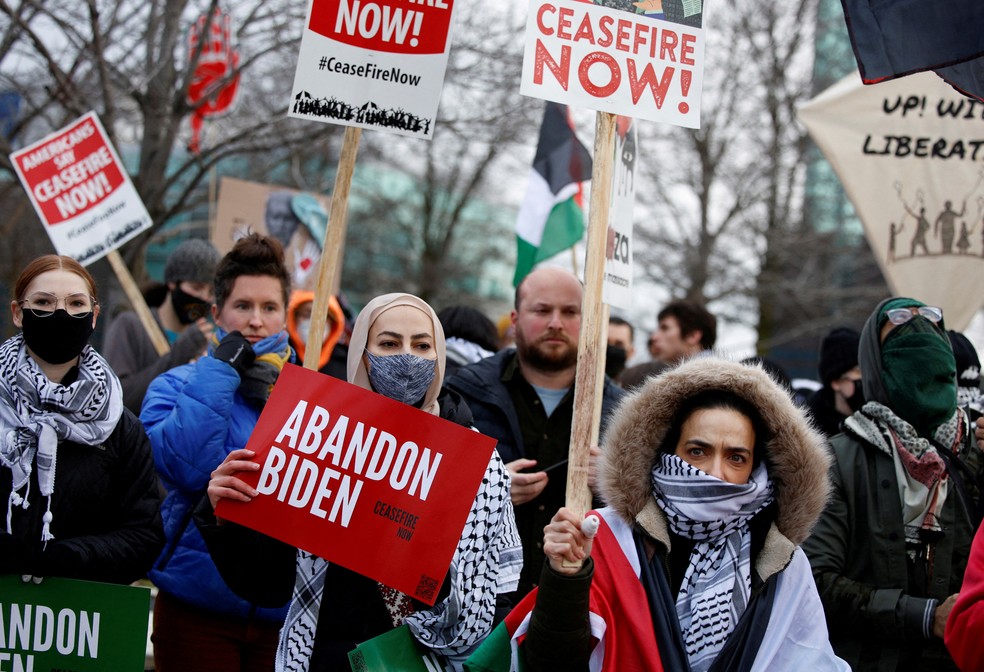 Protesto contra Biden na cidade de Warren, no estado de Michigan, em fevereiro de 2024 — Foto: Rebecca Cook/Reuters