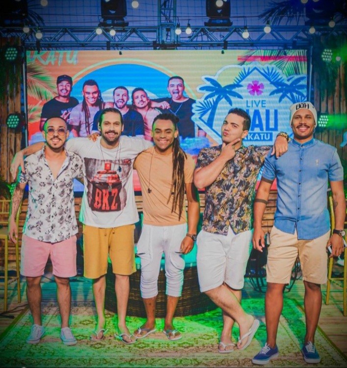 Vocalista do Akatu, grupo de pagode de BH, tem casa invadida dias depois de gravar com Péricles