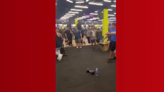 Briga em academia termina em arremesso de pesos; VÍDEO - Foto: (Reprodução)