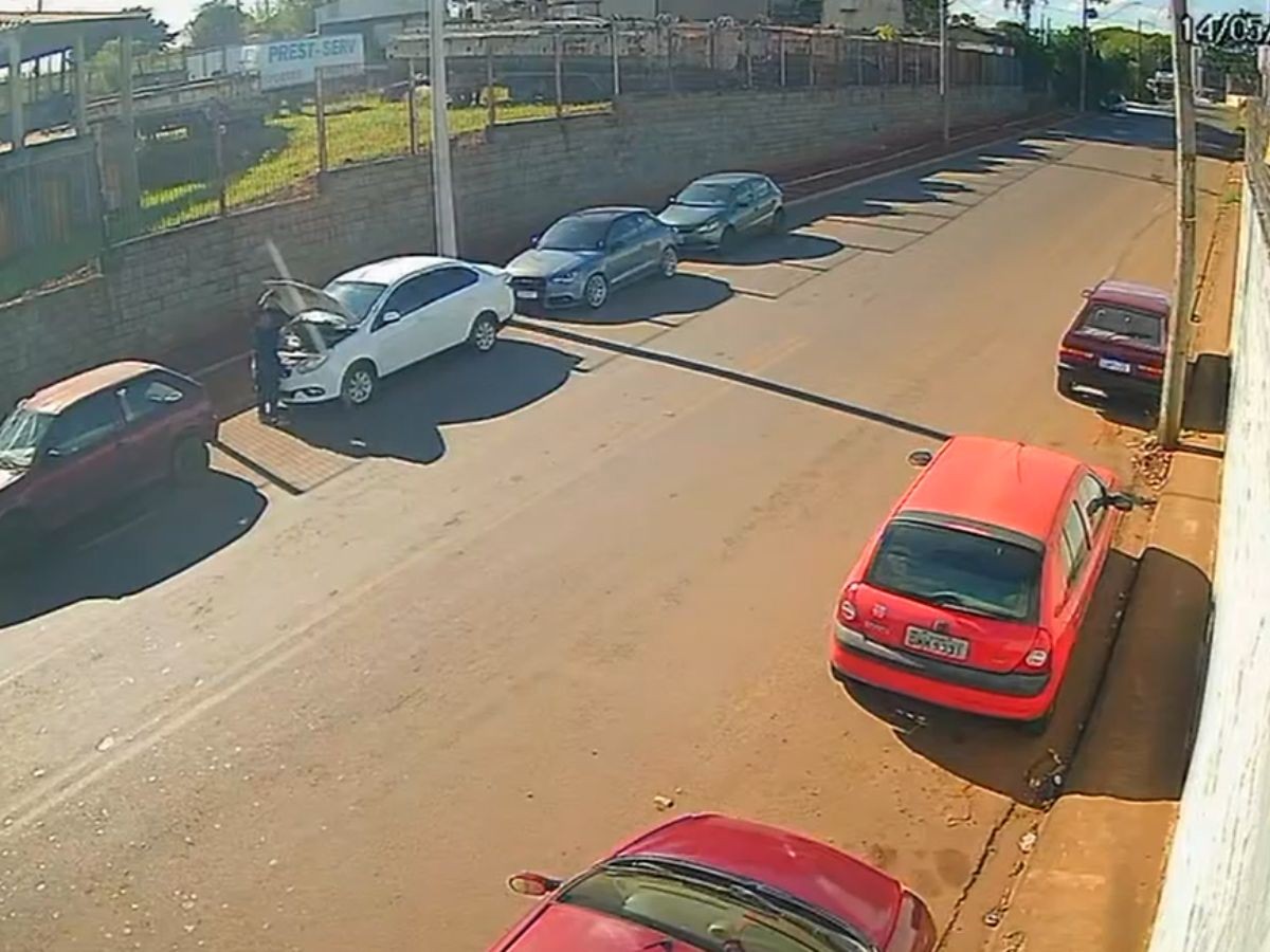 VÍDEO: criminoso abre e furta carro estacionado no Parque Figueira, em Paulínia