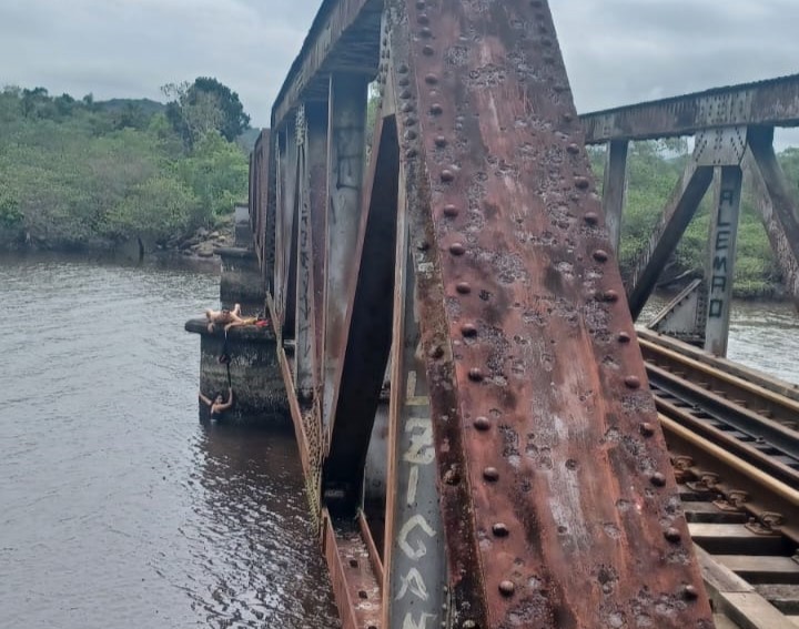 Mulher cai de ponte ao tirar foto e fica presa por cadarço amarrado pelo namorado em SC; VÍDEO