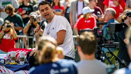 É #FAKE que vídeo mostre fuga de atirador logo após assassinato de Charlie Kirk; cenas são de julho - Registro usado na fake foi feito há dois meses, depois de tiroteio que deixou três mortos em um hotel de Nevada. Post viral mente ao usar essa cena fora de contexto e associá-la à morte de ativista de direita baleado nesta quarta, em uma universidade de Utah.