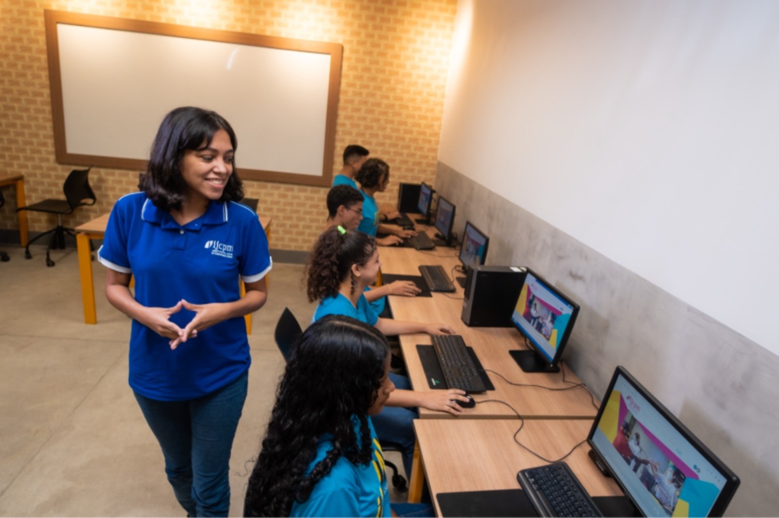 Instituto abre vagas para oficinas gratuitas de maquiagem, ilustração e mais; confira como participar